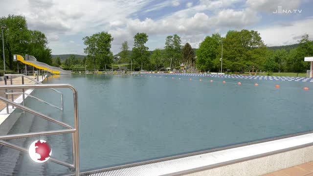 Vorbereitungen im Ostbad: Am Sonntag startet das Freibad unterm Jenzig in die Saison 2022  