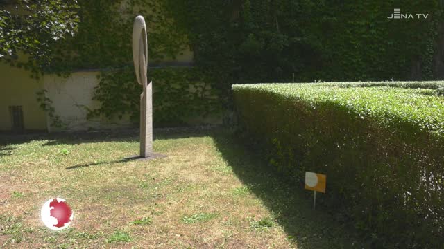 Künstlerisch: Im Frommannschen Garten stehen Holzskulpturen des Künstlers Heiko Börner