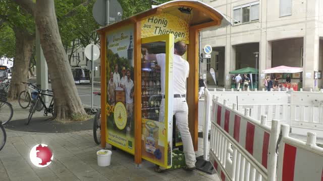 Honigautomat vorgestellt: Auf dem Holzmarkt werden rund um die Uhr Imkereiprodukte angeboten