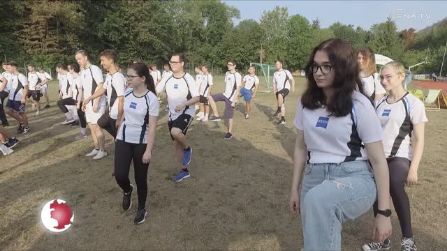 Sporttag: Die neuen Zeiss-Auszubildenden traten auf dem Westsportplatz bei Team-Wettkämpfen an 