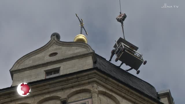 Riesenkran an der Stadtkirche: Sturmschäden am Dach und an der Turmhaube müssen beseitigt werden