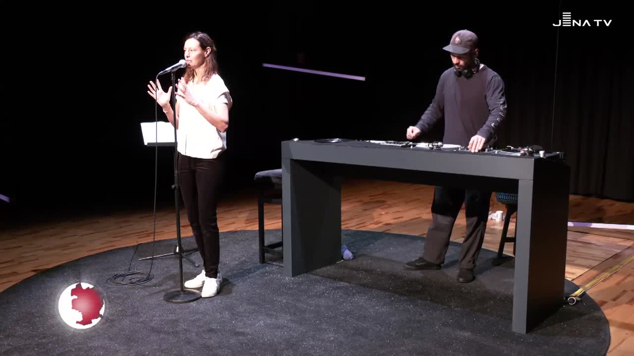 Presseprobe: Im Theaterhaus hat am Donnerstag das Stück „BLEIBEN – Deutschkurs II“ Premiere