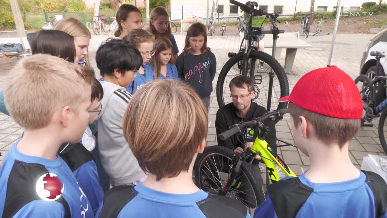 Unter fachlicher Anleitung: Am Otto-Schott-Gymnasium gab es einen STADTRADELN-Reparatur-Workshop 