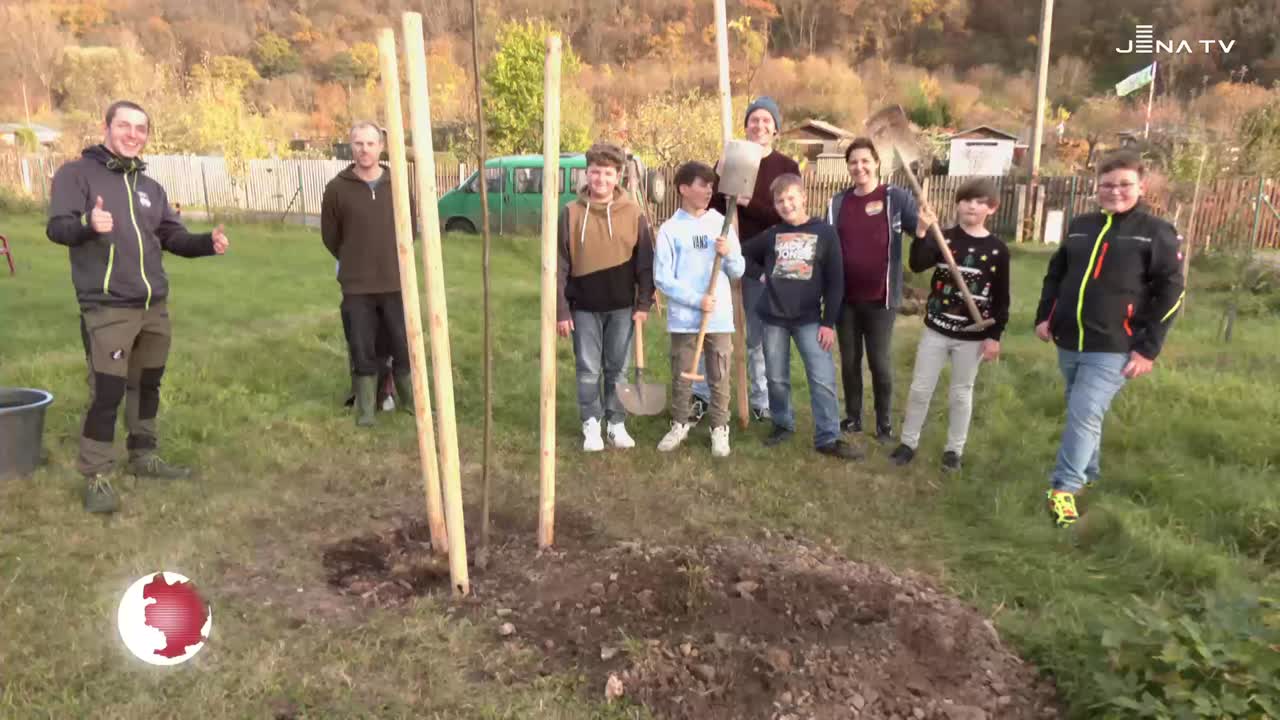 Baumpflanzung in Wenigenjena: Die Kindersprachbrücke startete eine Pflanzaktion 