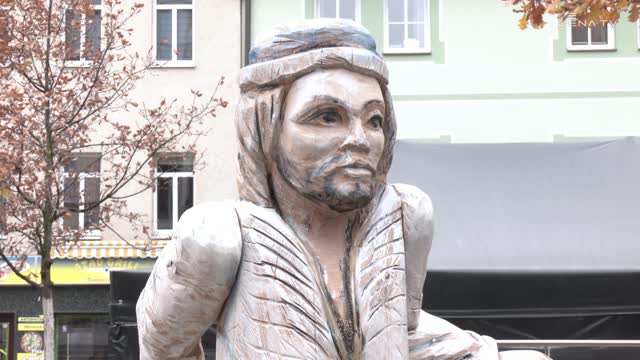 Figur auf dem Fahrrad: Mit König Caspar wurde die Weihnachtskrippe am Johannisplatz erweitert