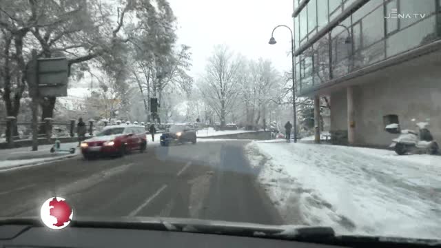 Stadt-Ansicht in Weiß: Der Wintereinbruch sorgte trotz geräumter Straßen für Herausforderungen