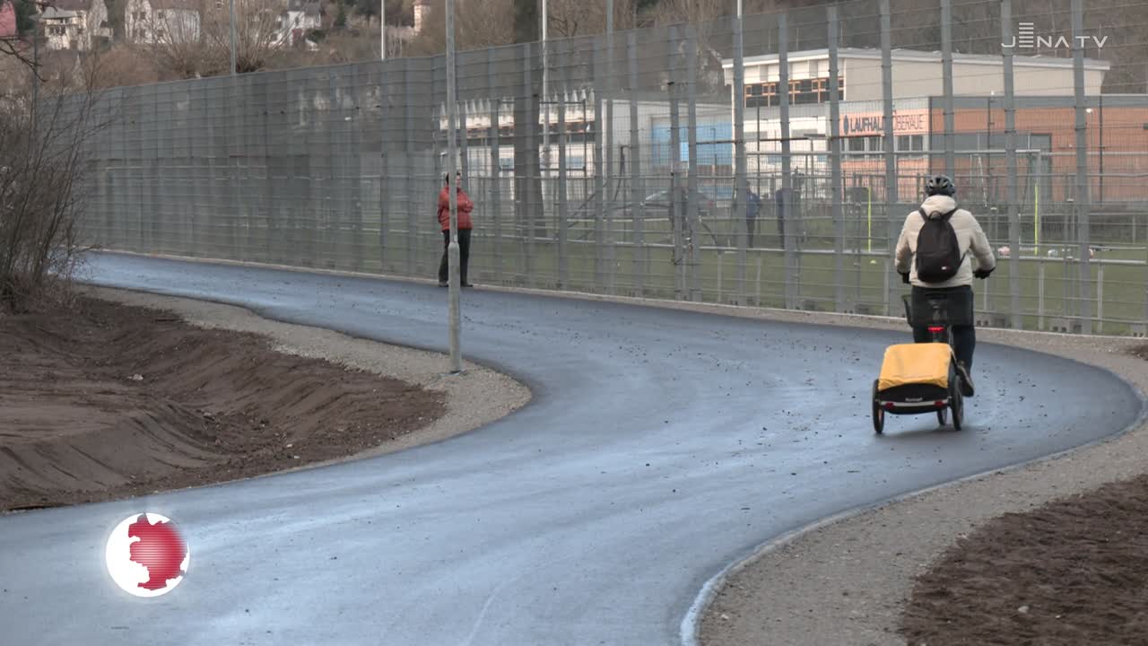 Auf dem Rad unterwegs: Der neue Hauptweg am Stadion ist nach monatelangen Arbeiten freigegeben