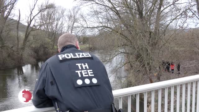 Polizeieinsatz an Saalebrücke: In Kunitz wurden bei einer Suchaktion auch Taucher eingesetzt 