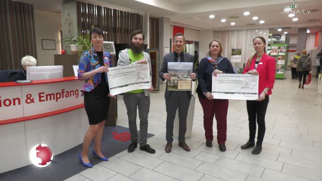 In der Sparkasse: Zwei Einrichtungen konnten sich heute über eine Kalenderspende freuen