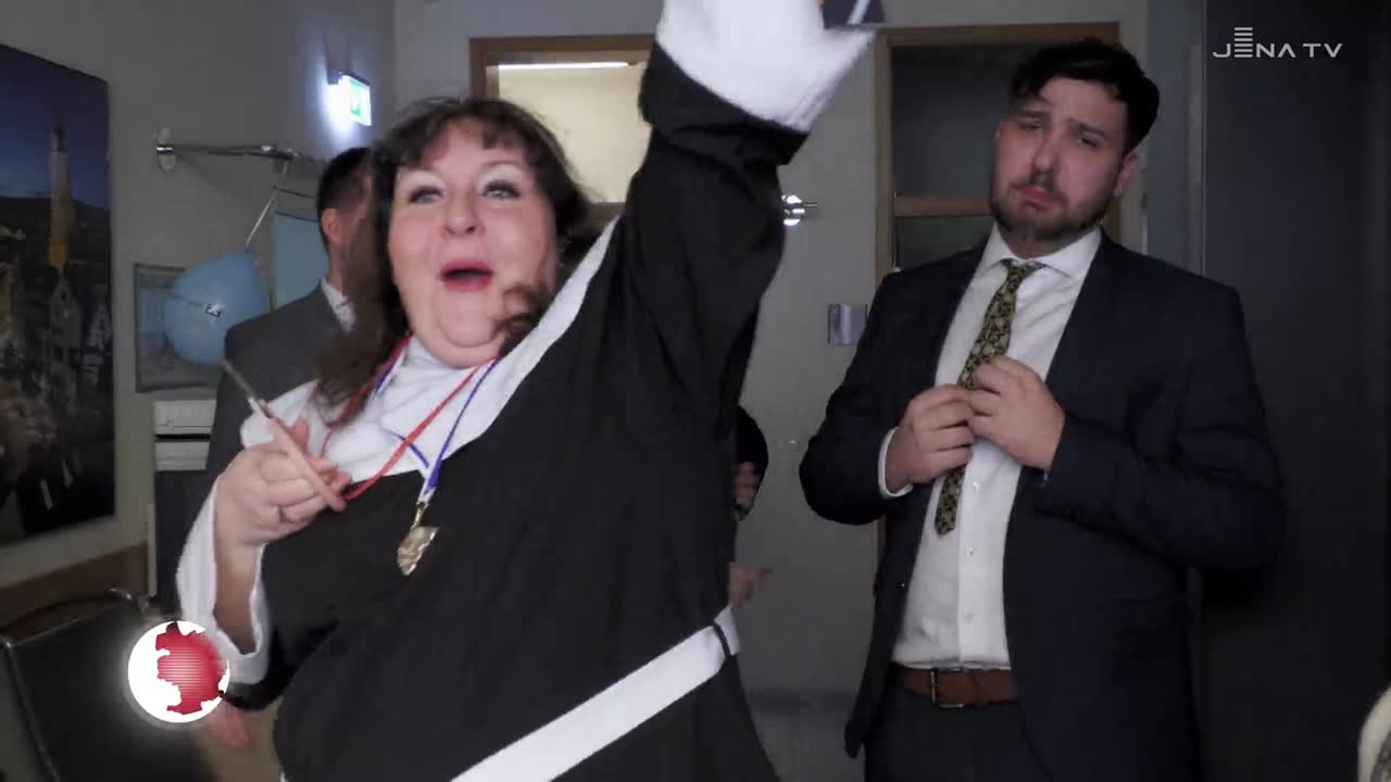 Filiale gestürmt: Der Jenaer Karnevals-Verein bekam einen Scheck von der Raiffeisenbank