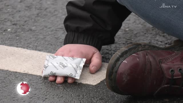 Für das Klima: Aktivisten klebten sich heute an der Kreuzung Knebelstraße/Stadtrodaer Straße fest