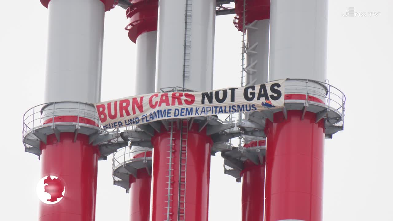 Protestaktion: Klimaaktivisten befestigten heute am Schornstein des Heizkraftwerkes Winzerla ein Transparent