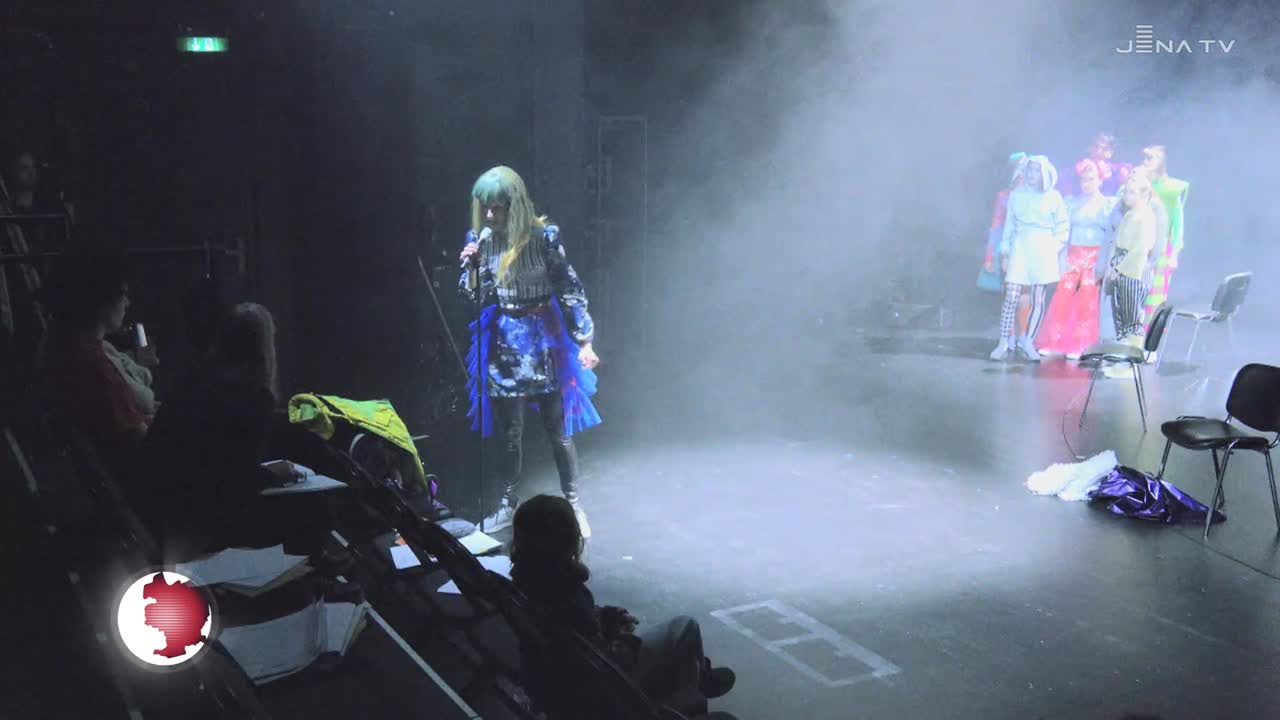 Premiere für Schauspiel: Der Theaterjugendklub  teenpark zeigt die Produktion „Weigert euch alle“ 