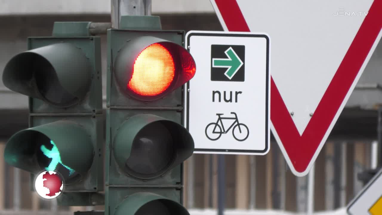 Grünpfeile für Radfahrer: Die Stadt installierte mehrere Extra-Schilder an Straßenkreuzungen