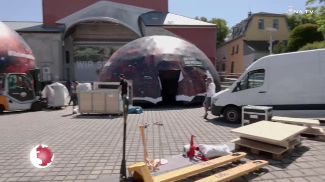 Planetarium aufgebaut: Auf dem Theatervorplatz werden aktuelle Themen der Astronomie präsentiert