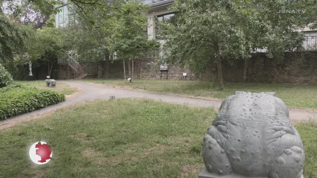 Mehrdeutige Skulpturen – Im Frommannschen Skulpturengarten sind Werke von Joscha Bender ausgestellt