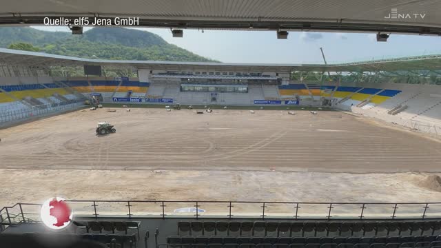 Spielfläche ausgetauscht – Im Ernst-Abbe-Sportfeld wurde der neue Rollrasen verlegt 