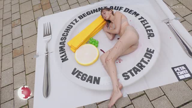 Klimaschutz - Mensch als „blutiges Steak“ bei PETA-Aktion