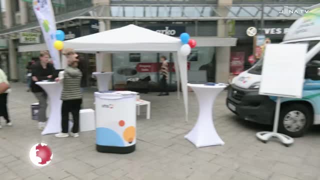 Digitalisierung im Fokus – In der Innenstadt präsentierte die vhs den Roboter „Pepper“