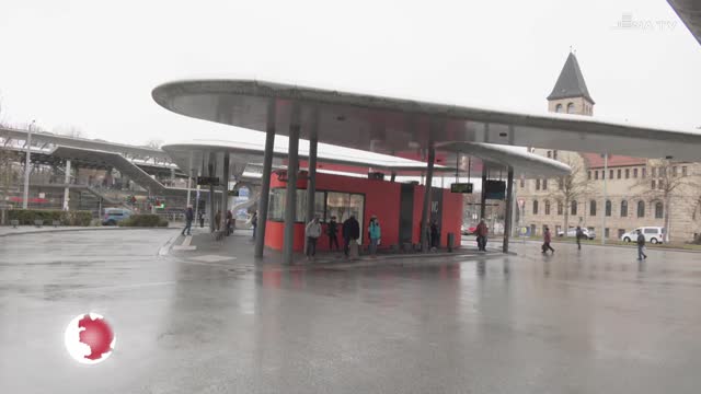 Lesen beim Warten – Bücher-Tauschregal am Busbahnhof