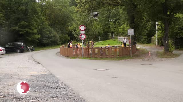 Spielplatz – Kindergartenkinder weihen Spielfläche am Burgweg ein