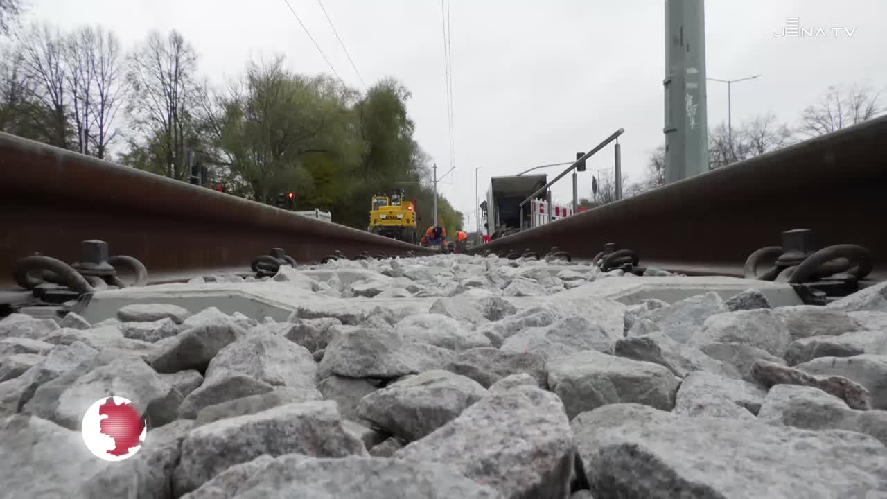Straßenbahn: Gleisarbeiten am Bahnübergang des Stadions