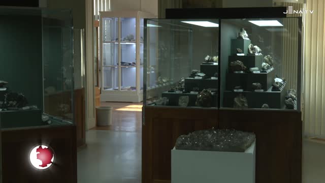 UV-Kabinett – Minerale erstrahlen unter ultraviolettem Licht