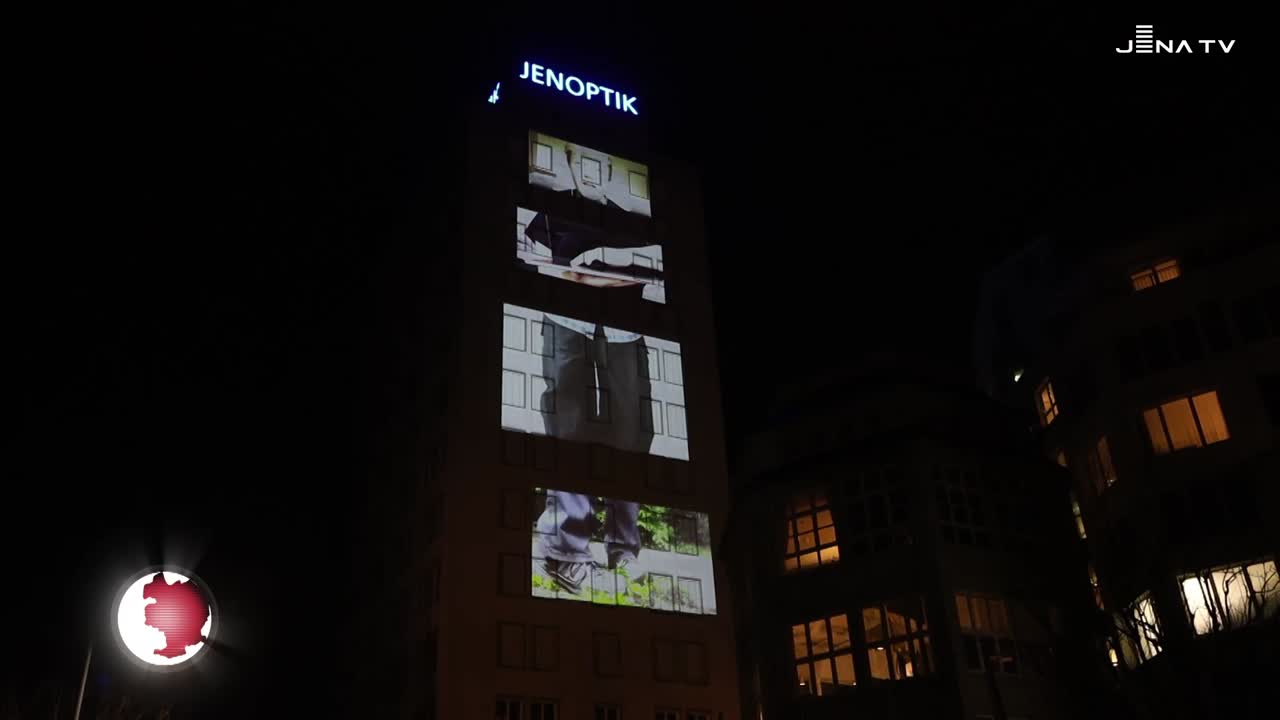 Vernissage – „FragMANt Tower“ abends am Jenoptik-Gebäude