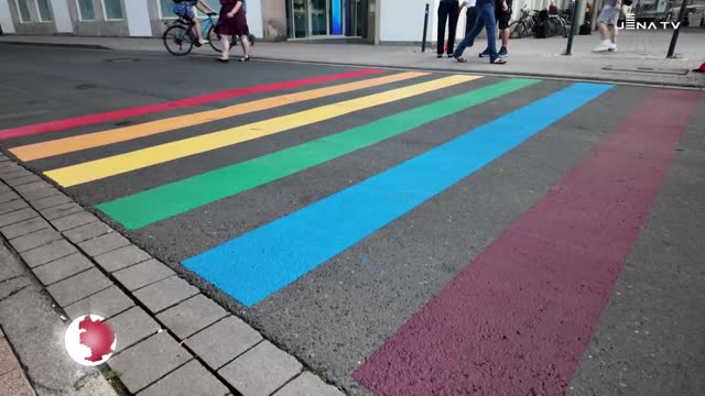Farbtupfer für Vielfalt – Stadt weiht Regenbogenüberweg ein