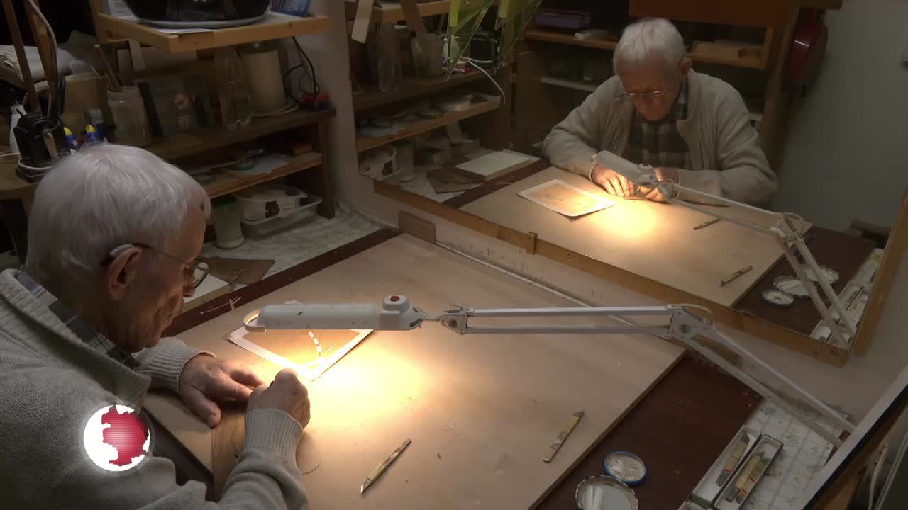 Traditionshandwerk – Intarsienschneider fertigt präzise Stillleben und Stadtansichten