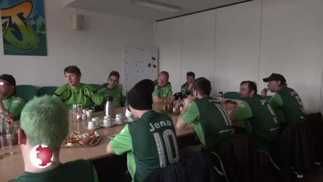 Kicken in neuem Trikot – KSJ unterstützt inklusive Fußballmannschaft