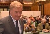 Ole von Beust vor dem PUA Elbphilharmonie