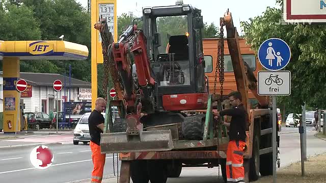 Bewegung auf Baustellen: In der Camburger Straße  wird eine neue Ampelanlage errichtet