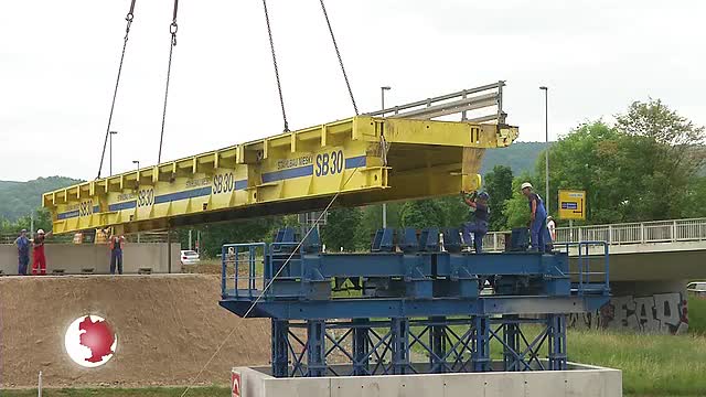Einhub: Der Bau der Behelfsbrücke über die Stadtrodaer Straße in Lobeda geht voran