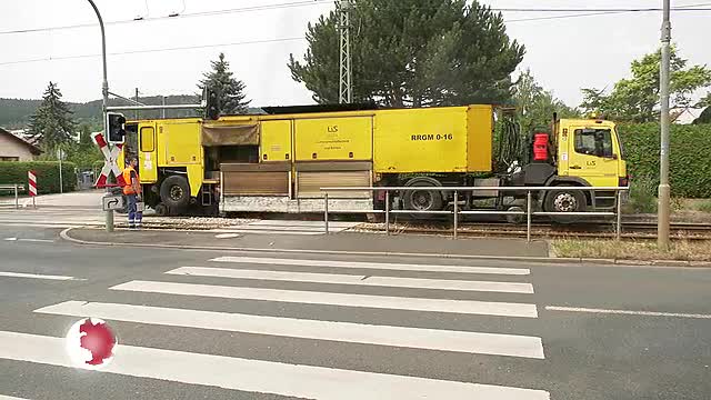 Auf Schleiftour: Bei den Bauarbeiten am Gleisdreieck Winzerla werden die Schienen präpariert