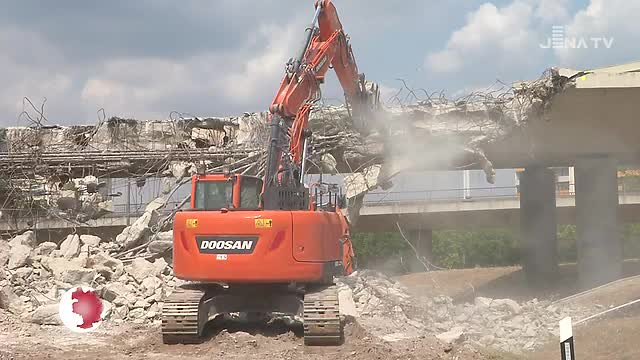Abriss hat begonnen: Die von Betonkrebs zerfressene Brücke in Lobeda wird geschreddert