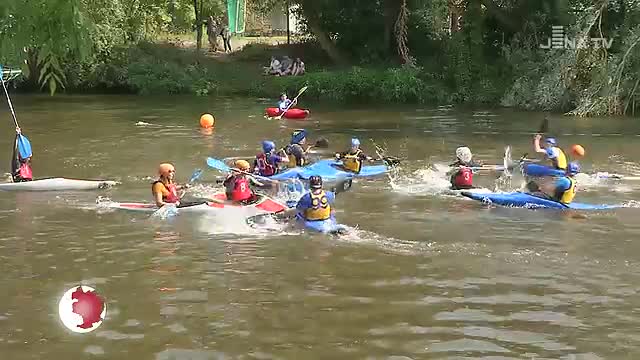 Paddeln für den Spaß am Sport: Das Kanupoloturnier auf der Saale zog hunderte Besucher an