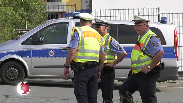 Mit Handy am Steuer: Die Polizei führte eine Großkontrolle in der Camburger Straße durch