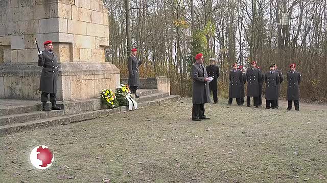 Ehren und Erinnern: Am Volkstrauertag wurden Kränze am Blinkerdenkmal niedergelegt