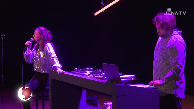 Multitalent auf Probebühne: Im Theaterhaus hat die Produktion „Deutschkurs.Technoduett“ Premiere