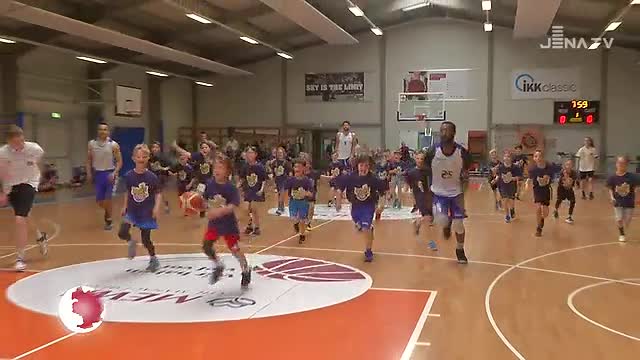 Nachwuchsförderung im Sport: Im Feriencamp von Science City wurden Basketball-Tricks vermittelt