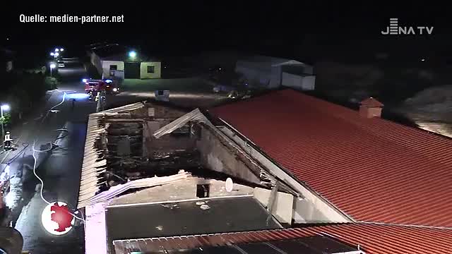 Großbrand: In Golmsdorf musste ein Feuer in einer Werkstatthalle gelöscht werden