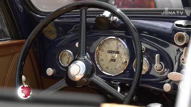 Ausfahrt: Oldtimer vieler Marken aus aller Welt machten heute Station in Jena