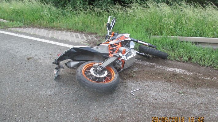 Mit Kraftrad entgegen der Fahrtrichtung und gestürzt