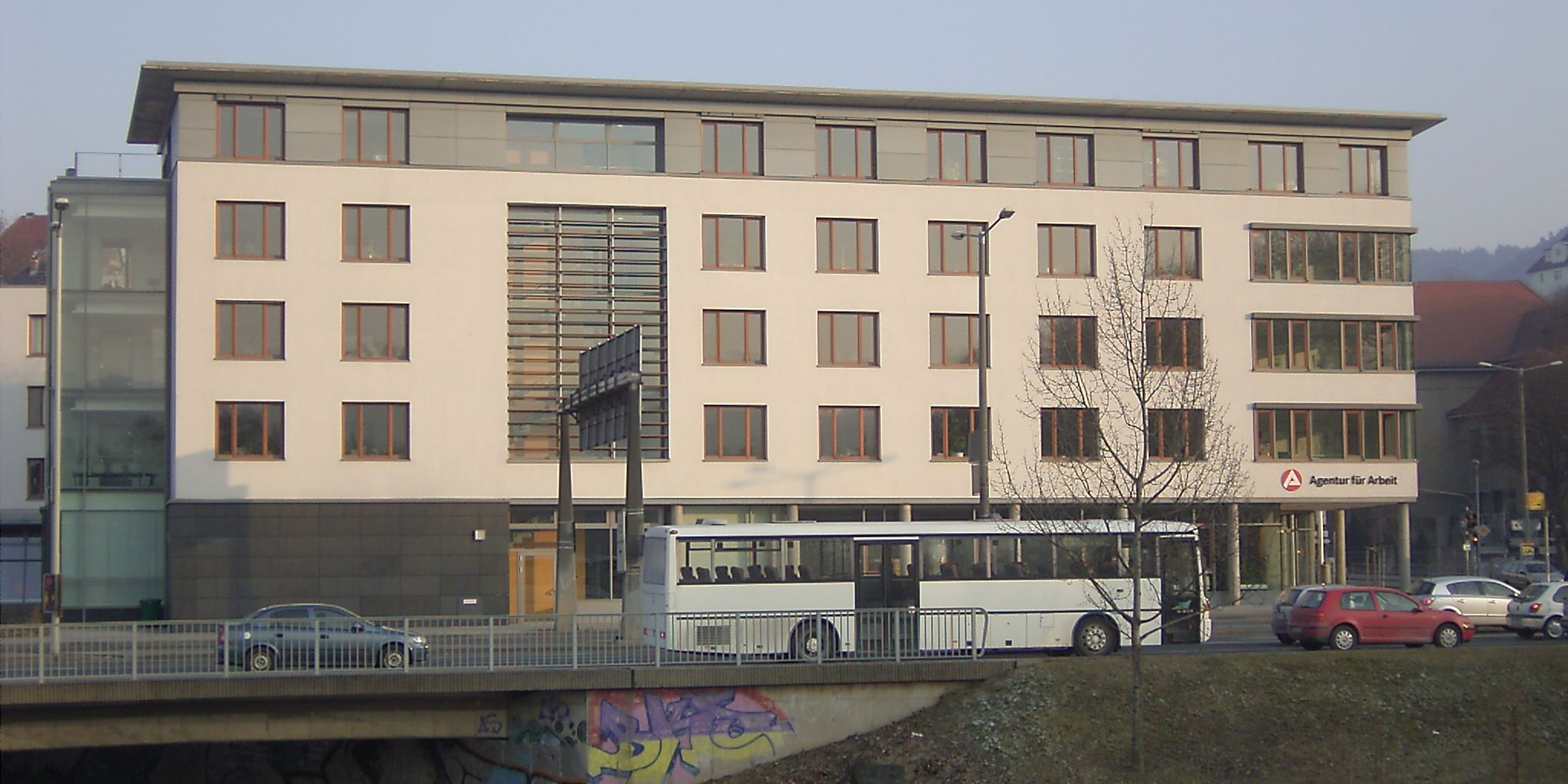 Arbeitsmarkt im Juni: Weniger Arbeitslose, mehr Stellen