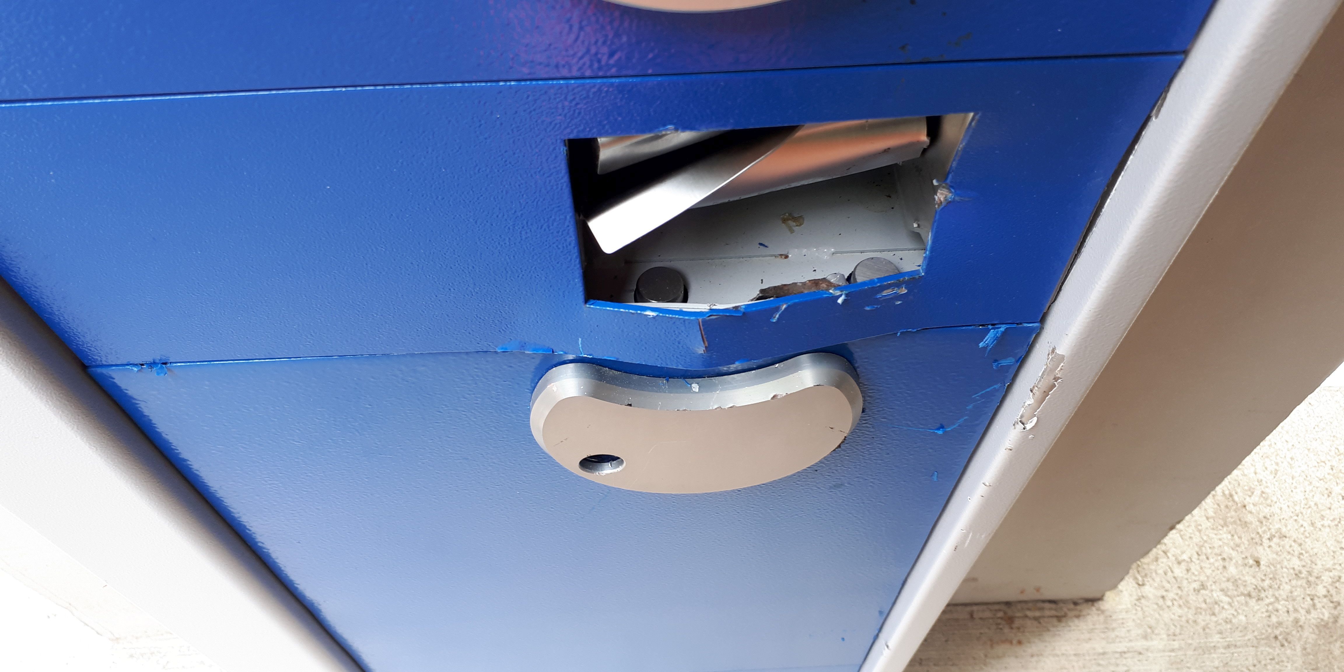 Toiletten-Kassenautomat im Paradies beschädigt