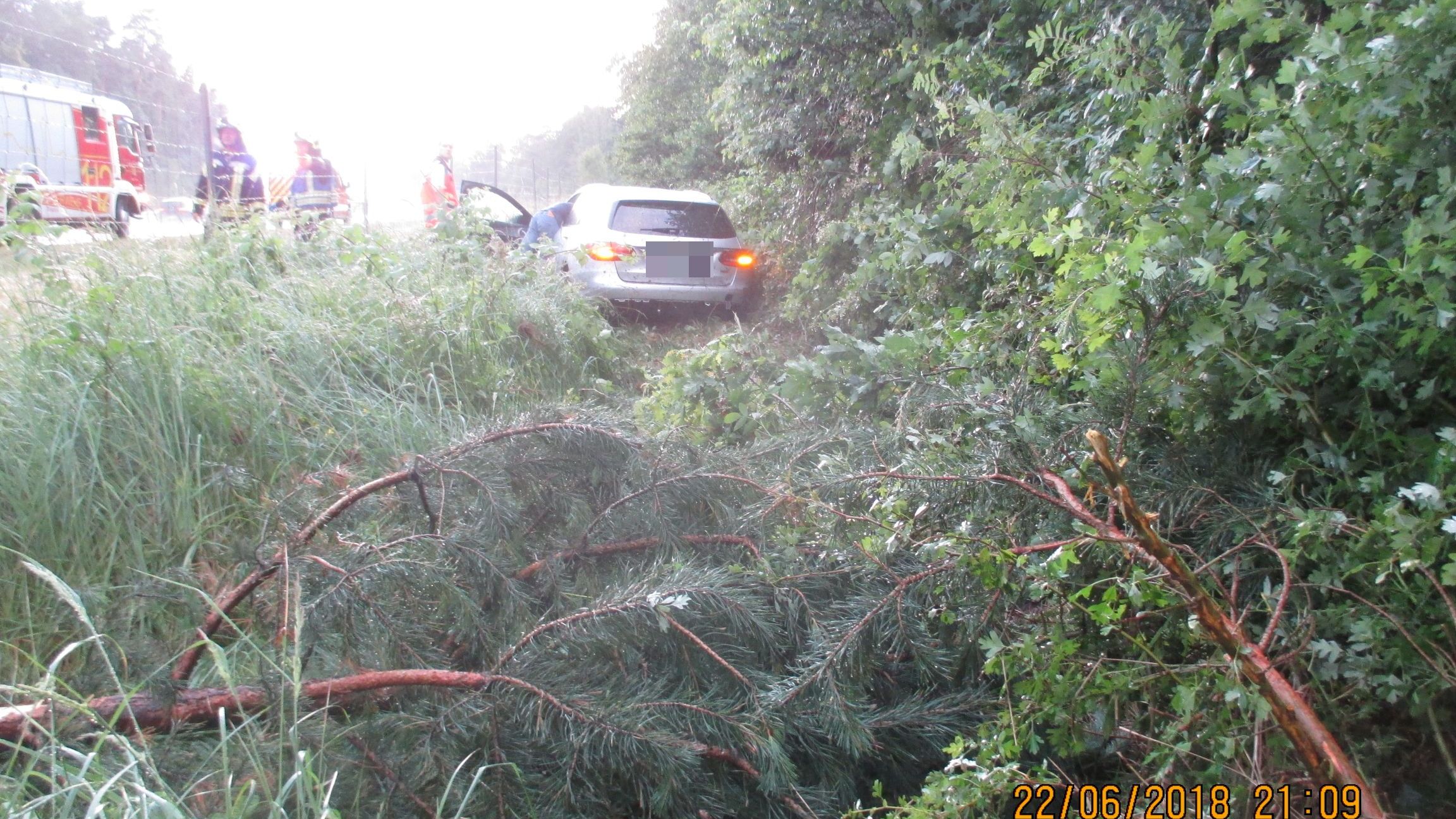 Nach Unfall bei Aquaplaning in Böschung gelandet