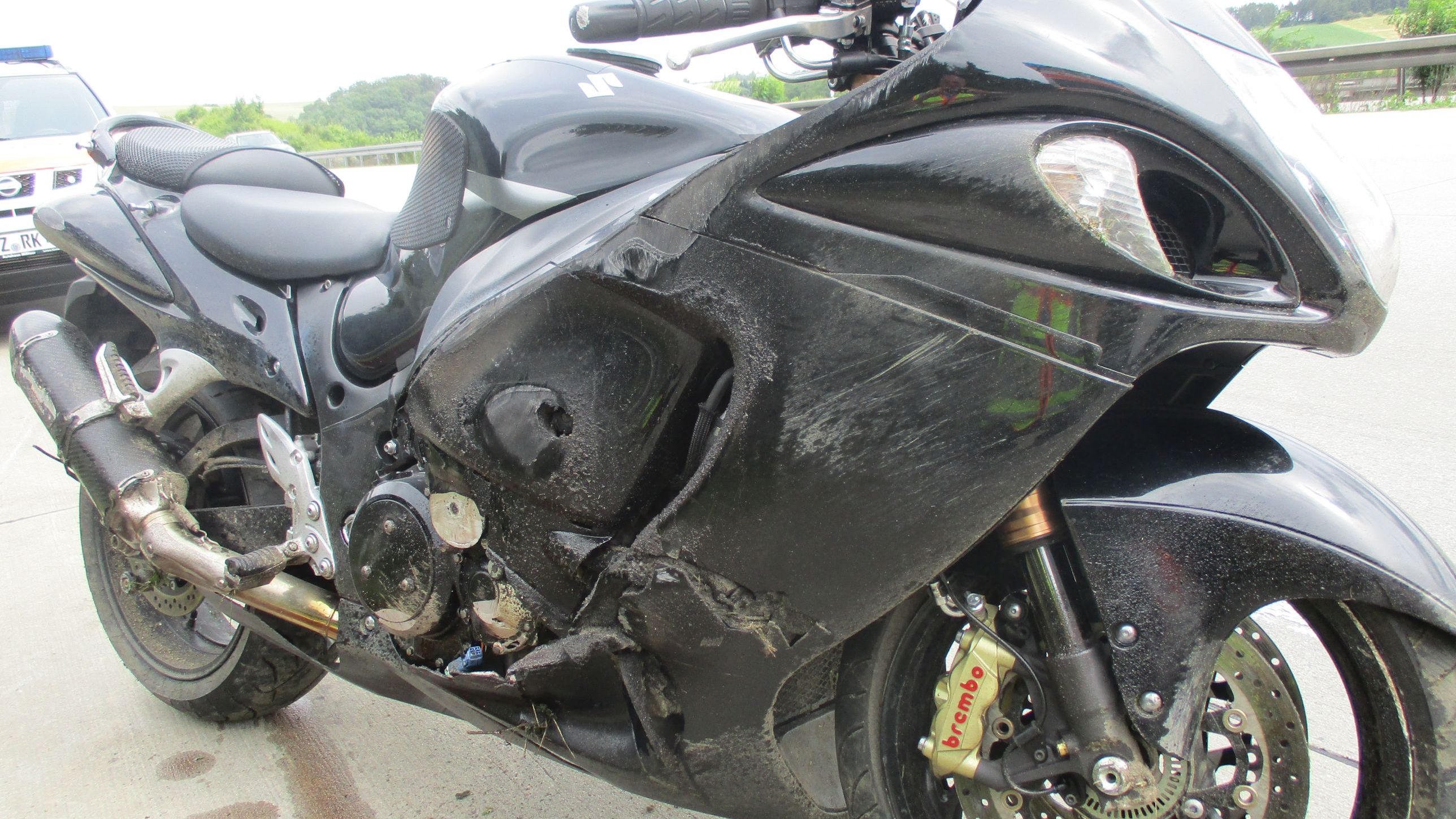 Motorrad schleuderte über die Fahrbahn