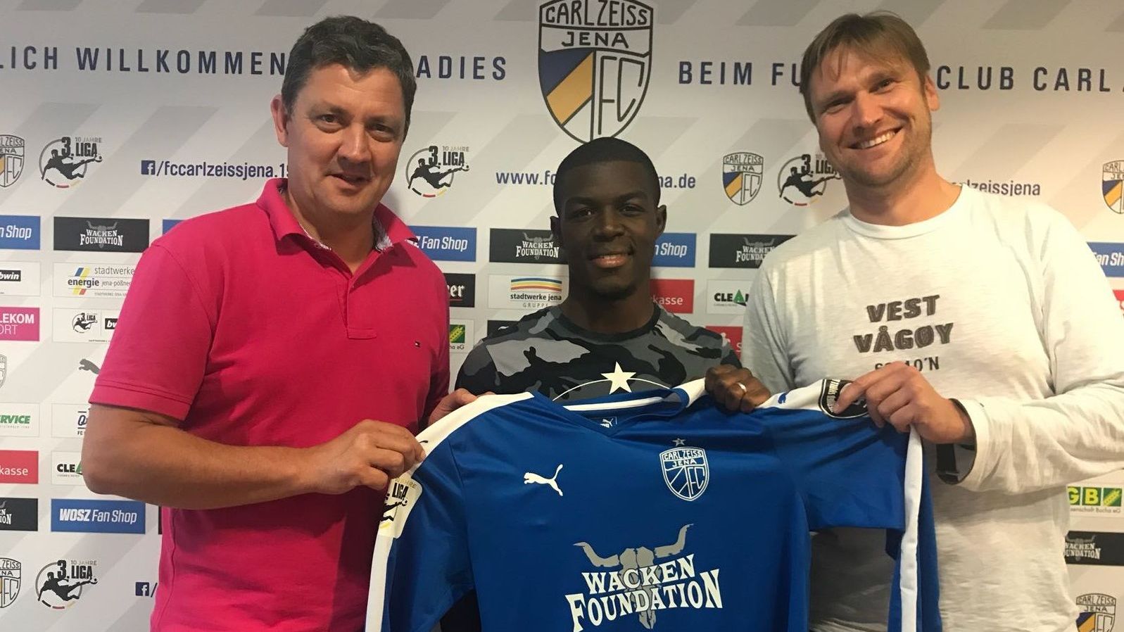 Fabien Tchenkoua wird ein Blaugelbweißer