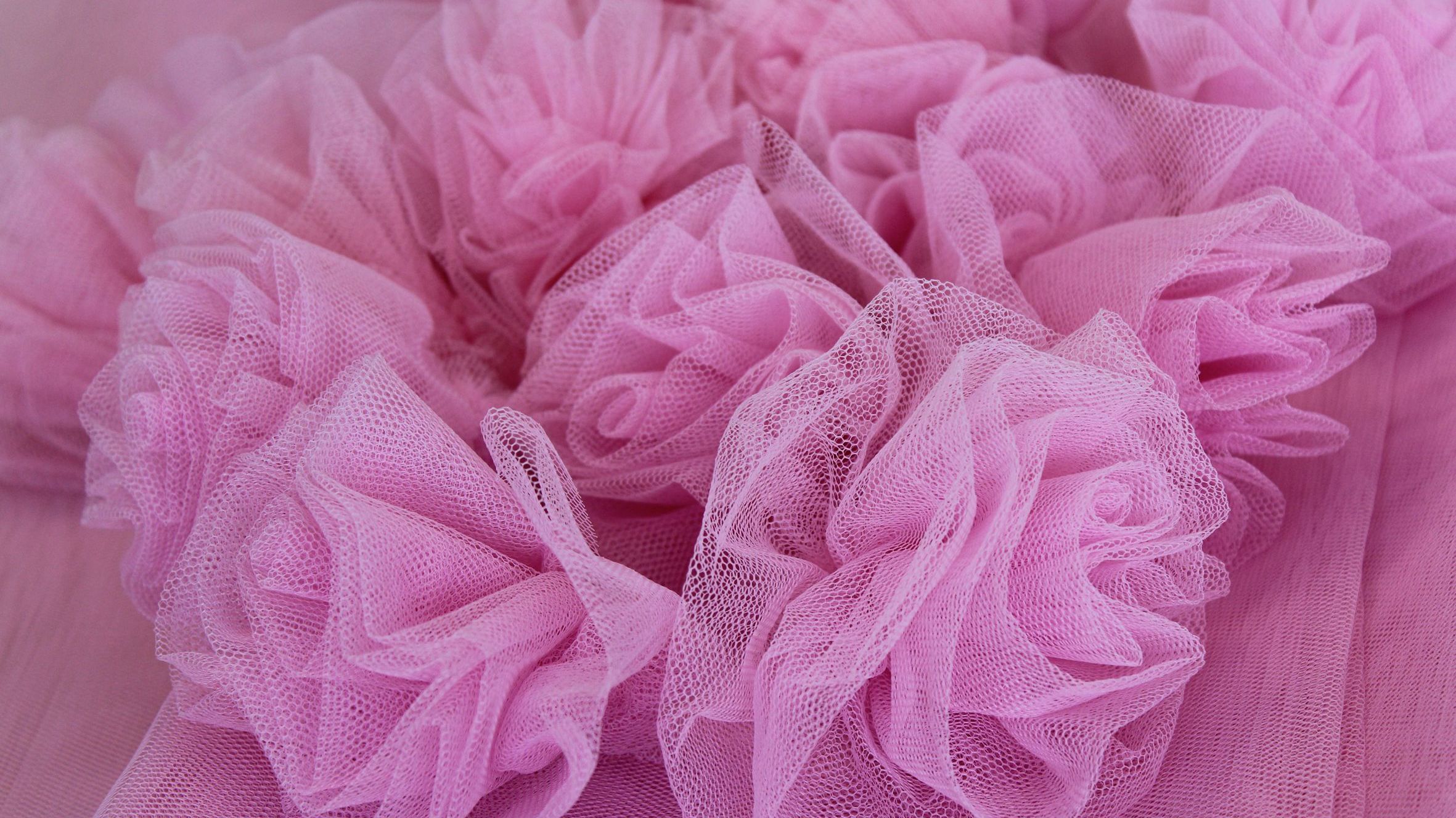 Theaterhaus: Geschickte Hände für Tüll-Rosen gesucht